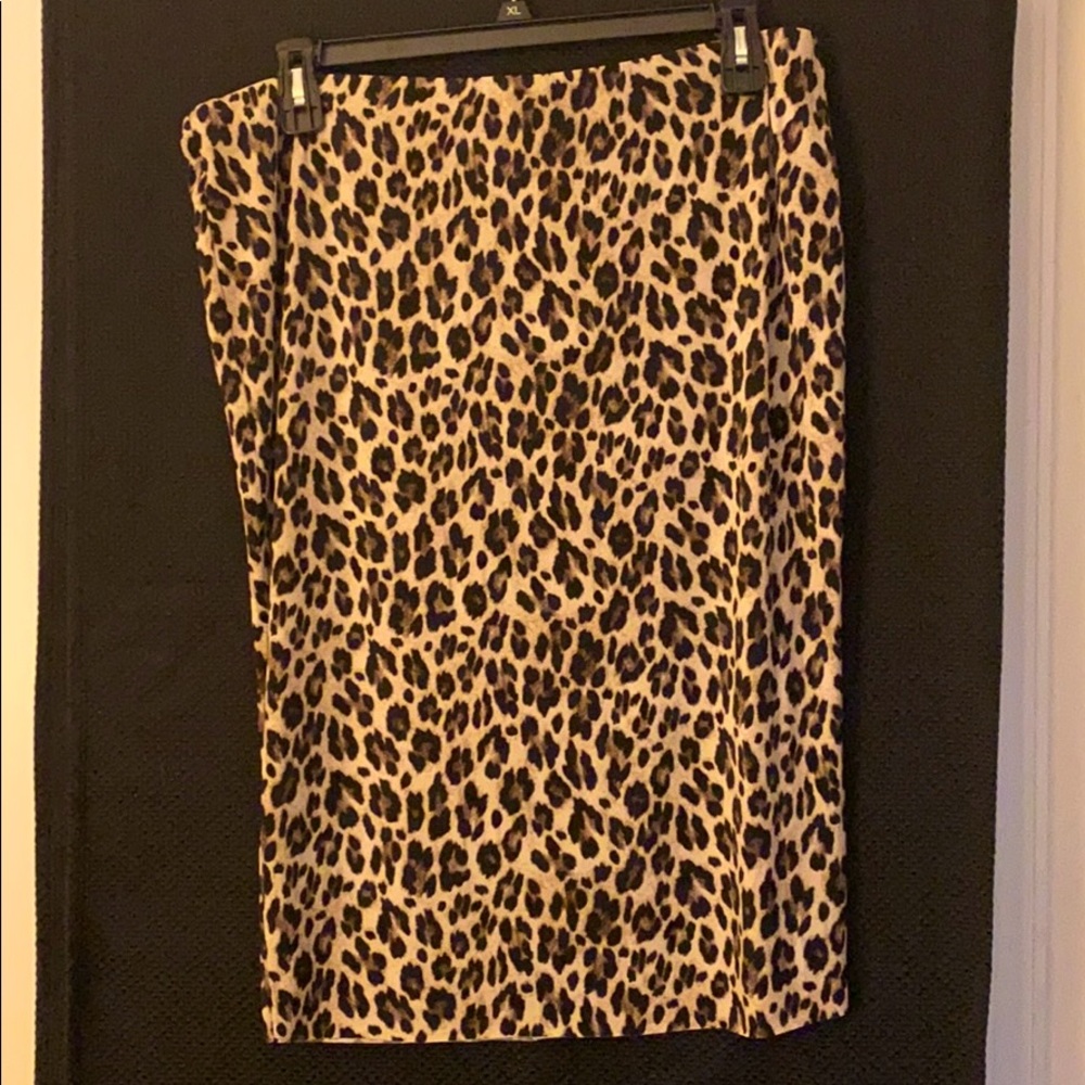Knee length Vince Camino skirt in a leopard print!